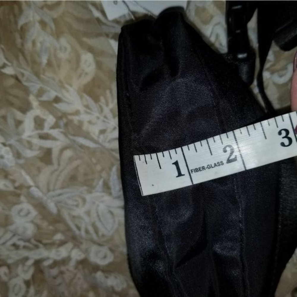 Lululemon Everywhere Belt Bag 1L Original Strap Black Nwt - Picture 4 of 14